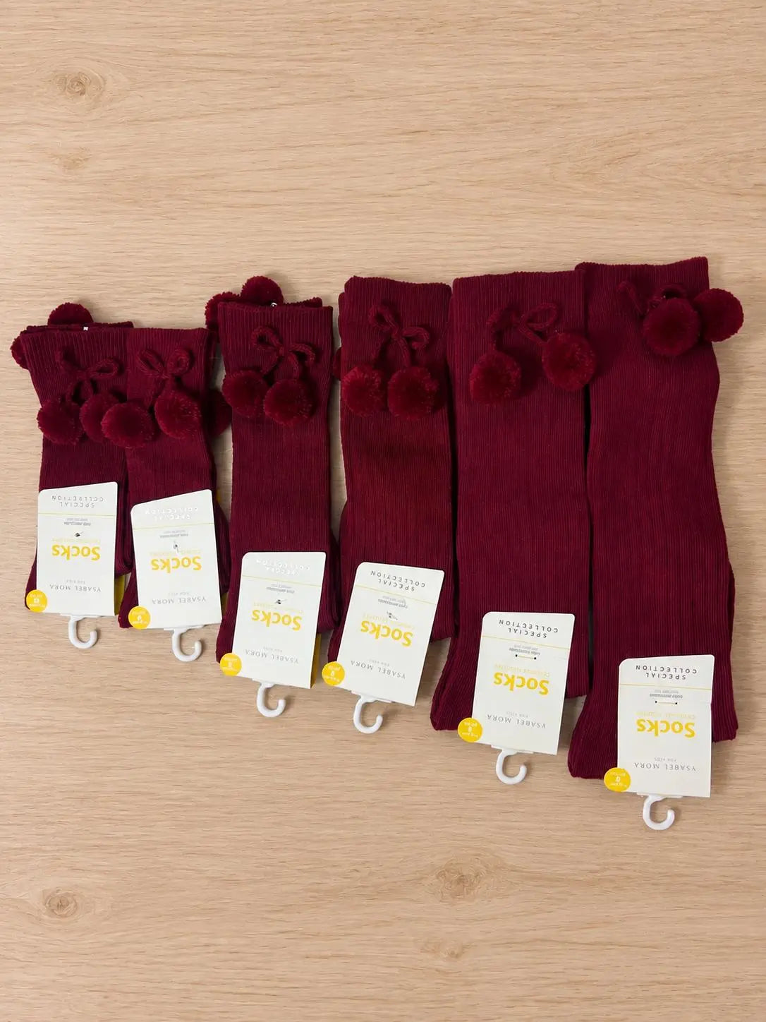 calcetines burdeos con pompones