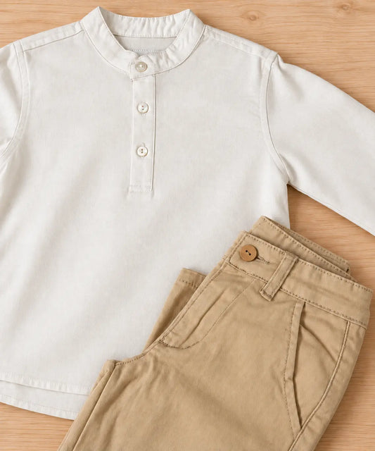 Conjunto niño de camisa cuello mao y pantalón beige.