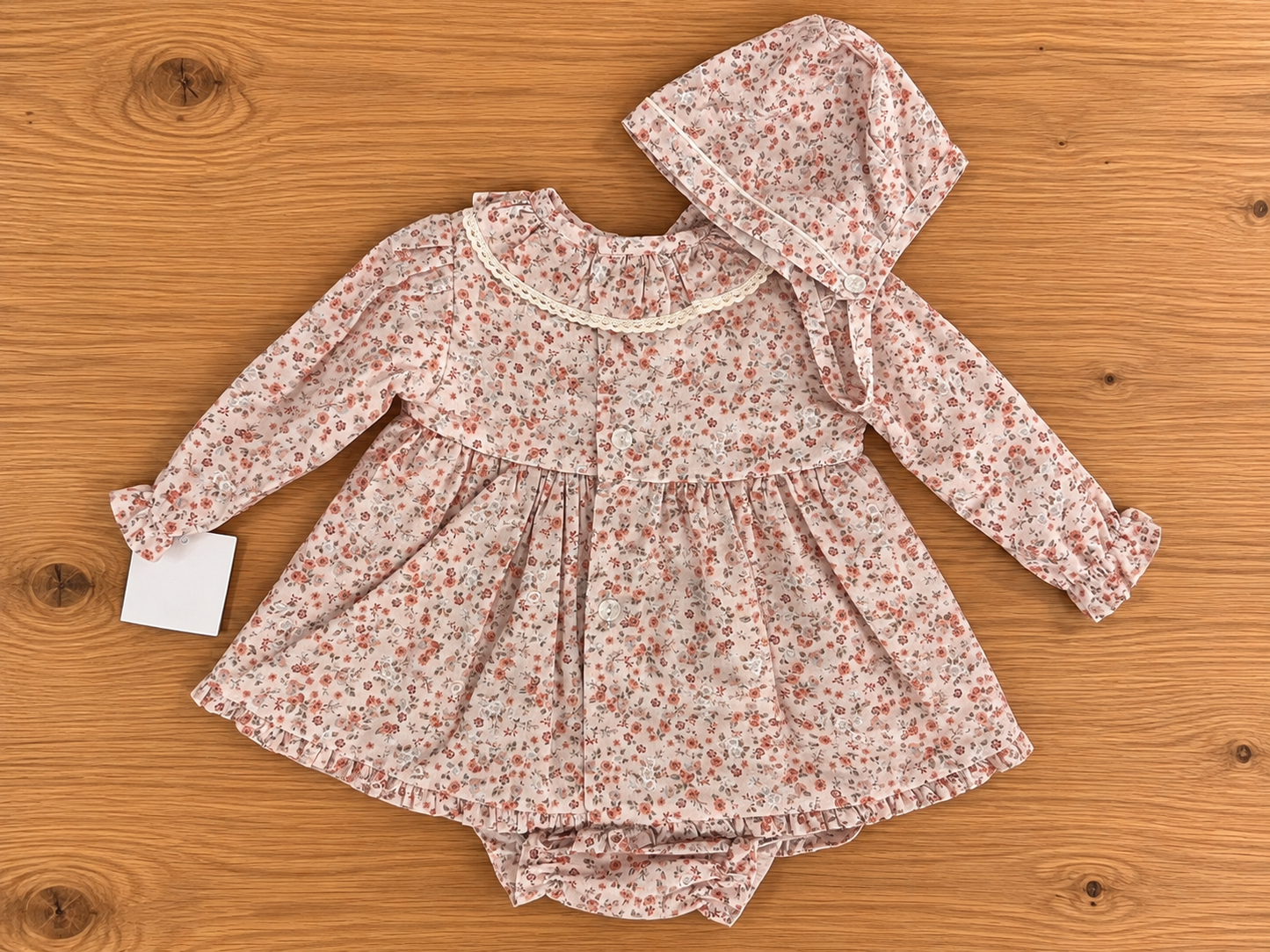 Conjunto bebé floral rosa con capota