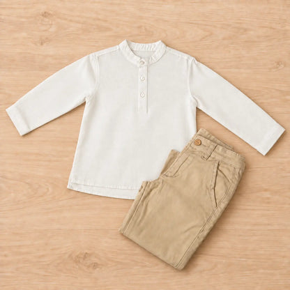 Conjunto niño de camisa cuello mao y pantalón beige.
