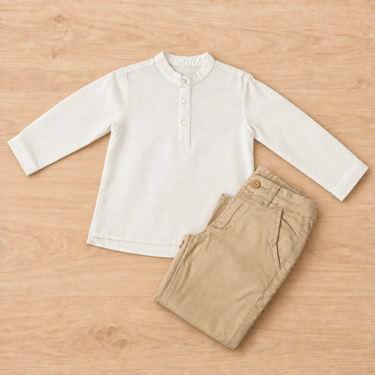 Conjunto niño de camisa cuello mao y pantalón beige.
