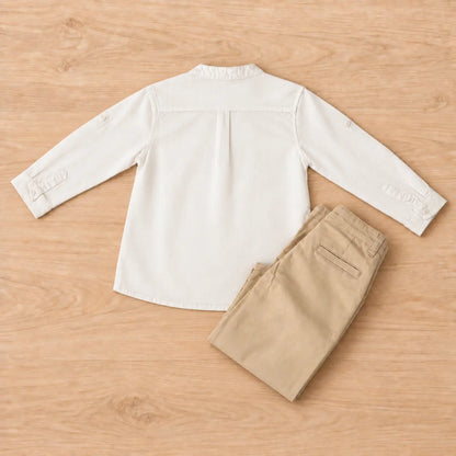 Conjunto niño de camisa cuello mao y pantalón beige.