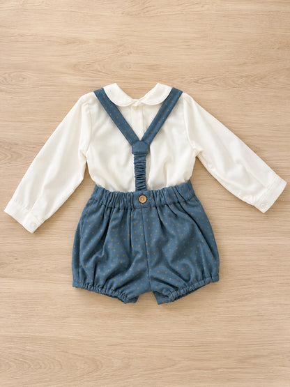 Trasera de conjunto niño azul petróleo y topos beige, con tirantes