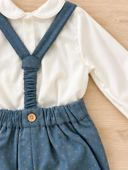 Detalle de tirantes y pantalón azul petróleo con topos beige
