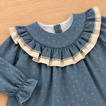 Detalle volante conjunto bebé azul petróleo con topos camel