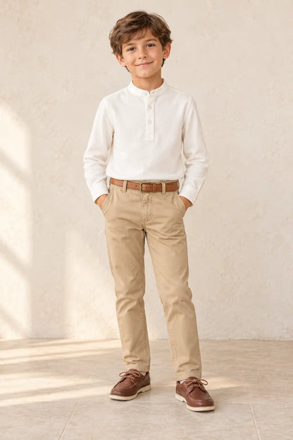 Conjunto niño de camisa cuello mao y pantalón beige.