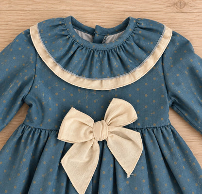 Detalle de cuello y lazo vestido bebé azul petróleo